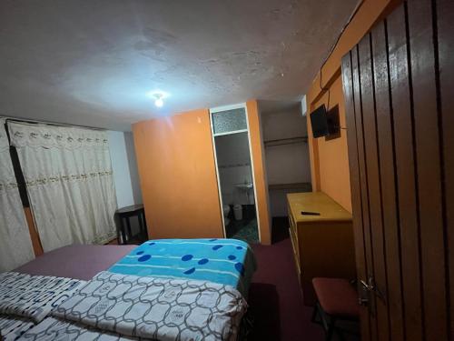 Villa el sol في كاخاماركا: غرفة نوم صغيرة بها سرير وحمام