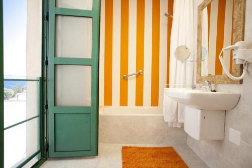 a bathroom with a green door and a sink at Boutique Isla Tabarca in Tabarca