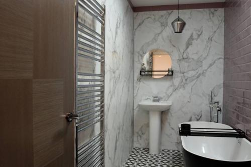 uma casa de banho com um lavatório, um WC e um espelho. em Stunning Coach House em Largs