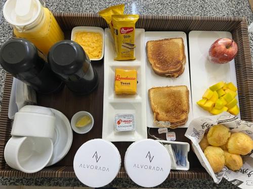 Opțiuni de mic dejun disponibile oaspeților de la Suítes Alvorada