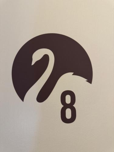 een zwart-wit bord met het getal acht bij Der Schwan 8 & 10 - zentral- stilvoll in Düren - Eifel