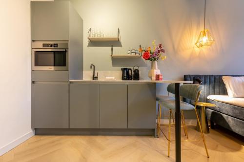 - une cuisine avec un comptoir et une table dans une pièce dans l'établissement Studio Zeebries - Van der Manderelaan 16 - Koudekerke 'Studio BRIES', à Koudekerke