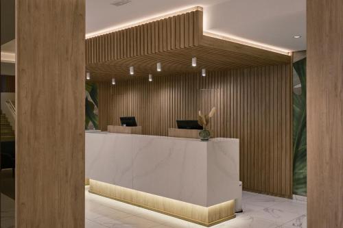 un vestíbulo de oficina con recepción blanca en Hotel Helios Costa Tropical, en Almuñécar
