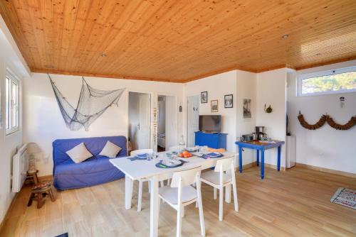 un salon avec une table et un canapé bleu dans l'établissement 500m de la plage - Séjour à 4 avec Hoomy, à Loctudy