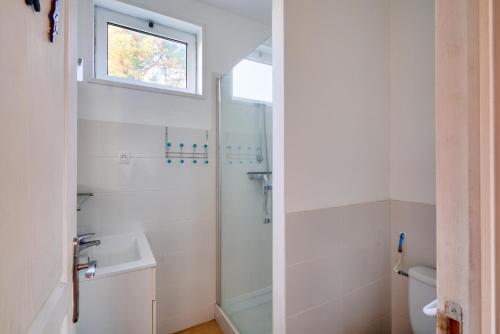 une salle de bain avec douche et lavabo dans l'établissement 500m de la plage - Séjour à 4 avec Hoomy, à Loctudy