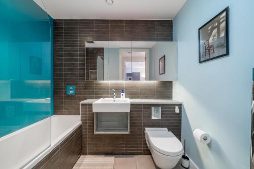 a bathroom with a sink and a toilet and a tub at Fantastic flat near Tower Bridge in London