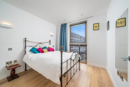 a bedroom with a bed and a large window at Fantastic flat near Tower Bridge in London