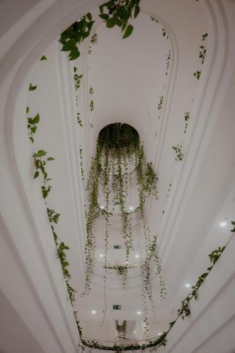 a chandelier hanging from the ceiling of a room at Hotel Helios Costa Tropical in Almuñécar