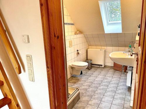 małą łazienkę z toaletą i umywalką w obiekcie Ferienhäuser Liethmann Haus 3 W2 w mieście Timmendorfer Strand