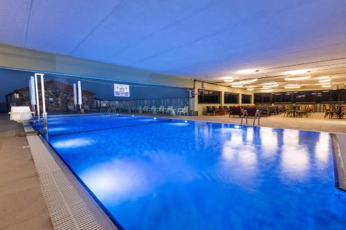 uma grande piscina azul num edifício em Roxon Desert Arad em Arad