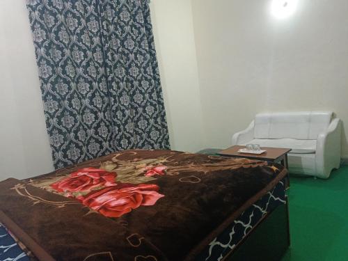 1 cama y 1 silla en una habitación en Hotel Moon Light view, en Lahore