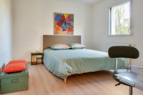 - une chambre avec un lit, un bureau et une chaise dans l'établissement Escapade en duo a Concarneau, à Concarneau