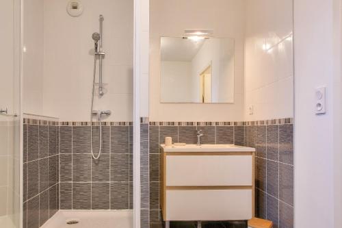 La salle de bains est pourvue d'une douche, d'un lavabo et d'un miroir. dans l'établissement Escapade en duo a Concarneau, à Concarneau
