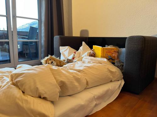Postel nebo postele na pokoji v ubytování Gästehaus Hotel Maria Theresia - Kennenlernpreise für den Frühling am Schliersee