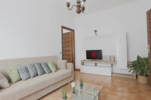 una sala de estar con un sofá y una mesa en MaisonTuscany - Jacuzzi, en Carrara