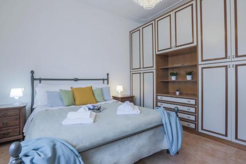 een slaapkamer met een groot bed en handdoeken bij Maison Tuscany Jacuzzi, Netlflix and Free Parking near Forte dei Marmi in Carrara