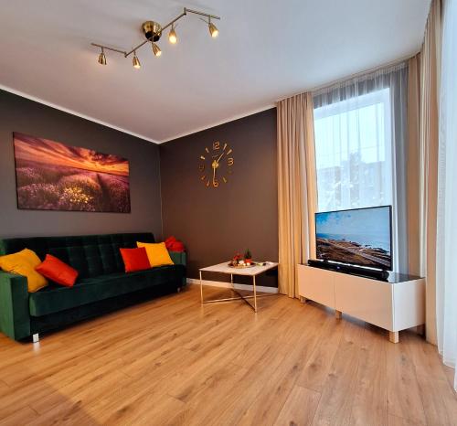 馬魯佩的住宿－Māja- Linini，客厅配有绿色沙发和电视