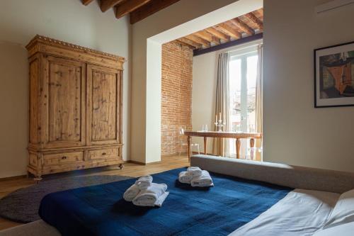 sypialnia z łóżkiem z ręcznikami w obiekcie OGNISSANTI Suite-Hosted by Sweetstay we Florencji