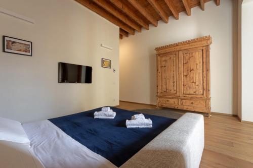 sypialnia z łóżkiem z dwoma ręcznikami w obiekcie OGNISSANTI Suite-Hosted by Sweetstay we Florencji