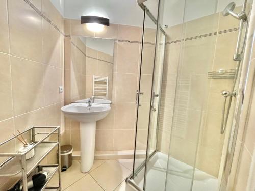 een badkamer met een wastafel en een douche bij Bristol by Welcome to Cannes in Cannes