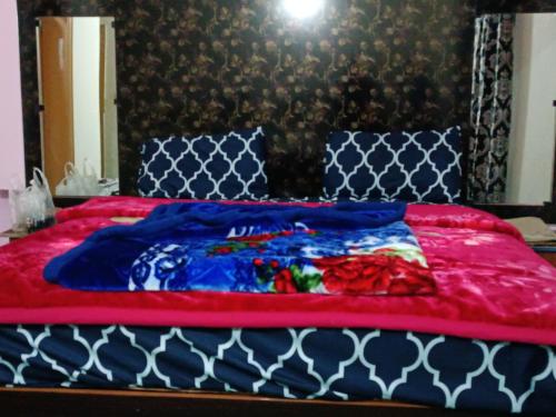 Un pat sau paturi într-o cameră la Hotel Moon Light view