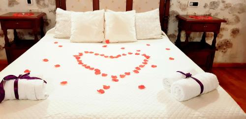 a bed with a heart made out of towels at Hotel Rincón Castellano in Cuéllar