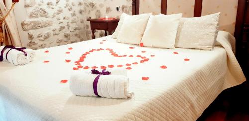 a bed with a heart made out of towels at Hotel Rincón Castellano in Cuéllar