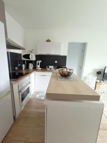 Kuchyň nebo kuchyňský kout v ubytování Appartement design avec piscine