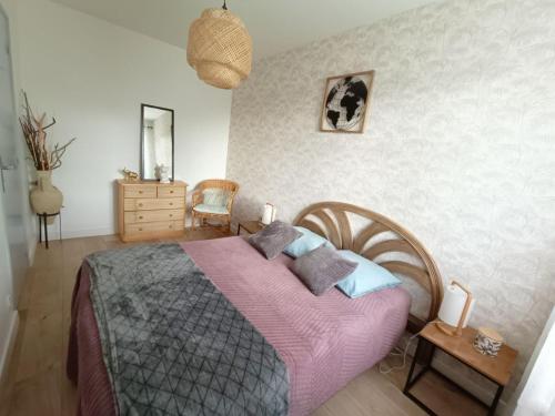 um quarto com uma cama com um cobertor roxo em Appartement design avec piscine em Digne-Les-Bains