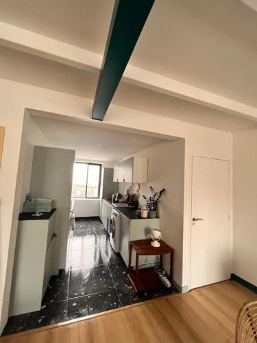 - une cuisine avec un comptoir et une table dans une pièce dans l'établissement Appartement duplex rénové, plein bourg, vue mer, au Conquet