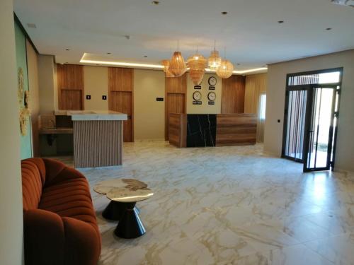 ein Wohnzimmer mit einem Sofa und einem Tisch in der Unterkunft L'escale Hôtel & Spa By 7AV HOTELS in Ouazzane