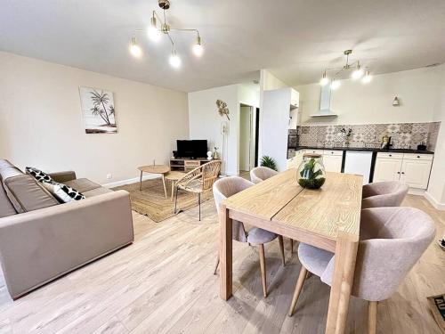 un salon avec une table et un canapé dans l'établissement Le Quartz Blanc / Bourg-de-Péage, à Bourg-de-Péage