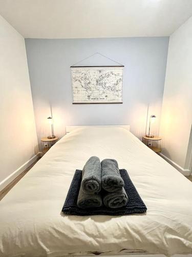 - un lit avec serviettes et 2 lampes dans l'établissement Le Quartz Blanc / Bourg-de-Péage, à Bourg-de-Péage