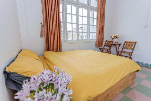 Postel nebo postele na pokoji v ubytování CSLTDL Địa Du