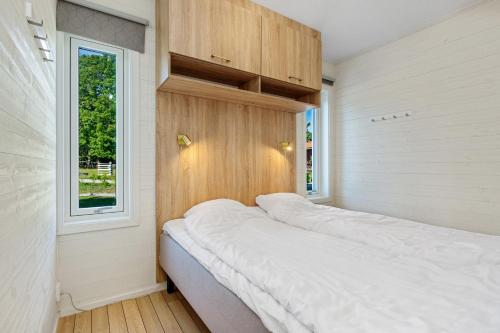 Cama en habitación con ventana en Kosterbaden, en Nedre Kile
