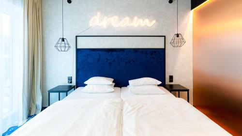 a bedroom with a bed with a sign that reads drawn at Aparthotel Biała Perła - Czarna Góra Resort, Sun & Snow in Sienna