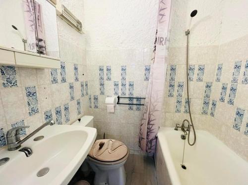 une salle de bain avec un lavabo, des toilettes et une baignoire dans l'établissement Studio Cocody 1 Lumio, à Lumio