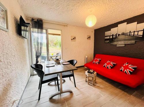 un salon avec un canapé rouge et une table dans l'établissement Studio Cocody 1 Lumio, à Lumio