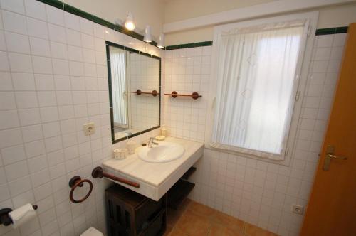 トレリャ・デ・モングリにあるDaró 3D 48 Mas Pinellのバスルーム(洗面台、鏡、窓付)