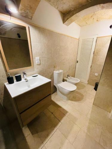 ein Bad mit einem Waschbecken und einem WC in der Unterkunft La Bambina in Senglea