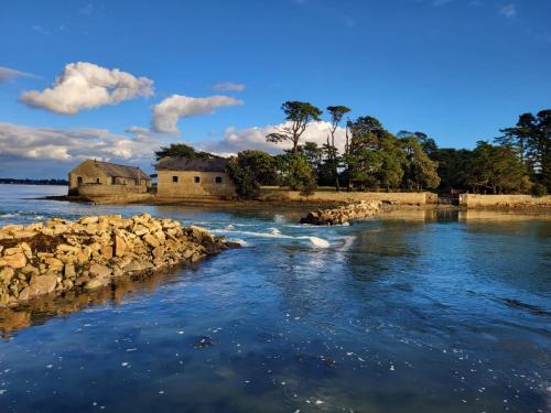 une masse d'eau avec un bâtiment sur la rive dans l'établissement Petit havre de paix, à Vannes