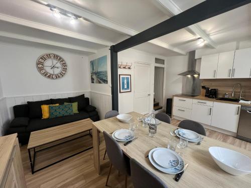 Kuchyň nebo kuchyňský kout v ubytování LE PHARE DE LA COTINIERE - Proche port et centre ville