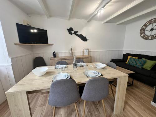 - une salle à manger avec une table et des chaises en bois dans l'établissement LE PHARE DE LA COTINIERE - Proche port et centre ville, à La Flotte