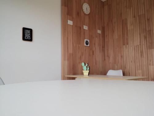 Zimmer mit einer Uhr an der Wand und einem Schreibtisch in der Unterkunft Sabático Glamping in Tunuyán
