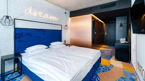 a bedroom with a large bed with white sheets and pillows at Aparthotel Biała Perła - Czarna Góra Resort, Sun & Snow in Sienna
