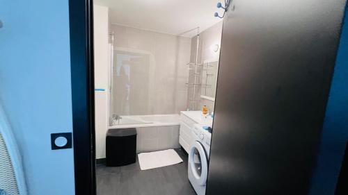 A bathroom at Peaceful and Cosy Flat with Secured Free Parking and Balcony