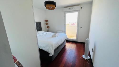 A bed or beds in a room at Peaceful and Cosy Flat with Secured Free Parking and Balcony