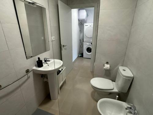 La salle de bains est pourvue de toilettes, d'un lavabo et d'un miroir. dans l'établissement Apartamentos Casa Mime, à Mogán