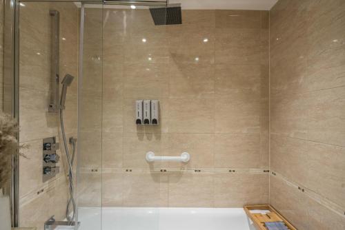 eine Dusche mit Glastür im Bad in der Unterkunft Superb House close to the lovely Little Venice in London