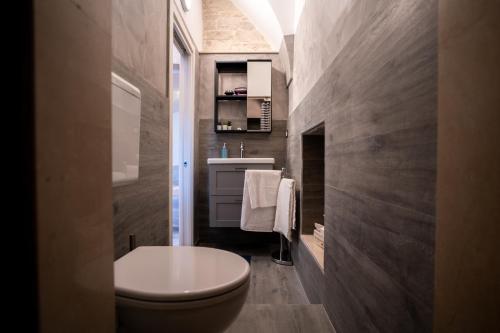 y baño con aseo blanco y lavamanos. en La Casa di Saretta, en Terlizzi
